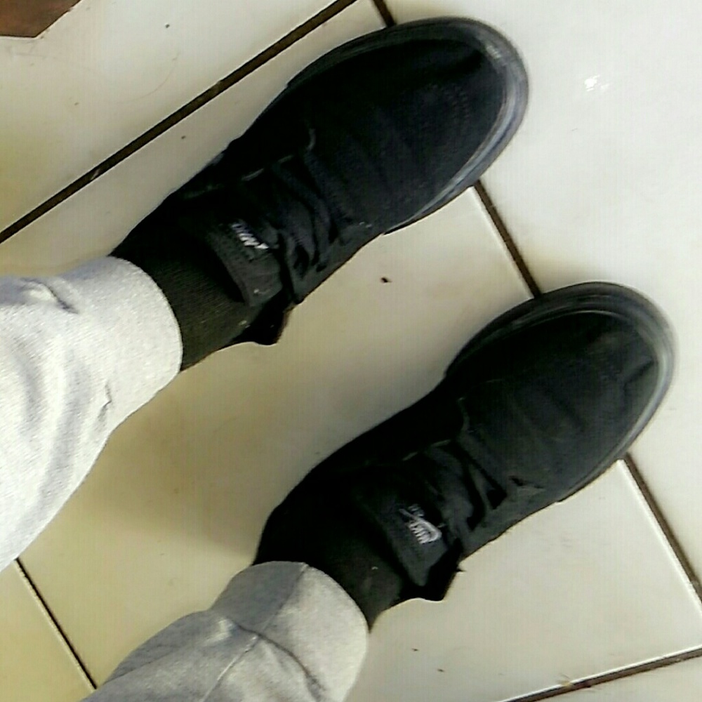 Black nike - Picture 2 of 2